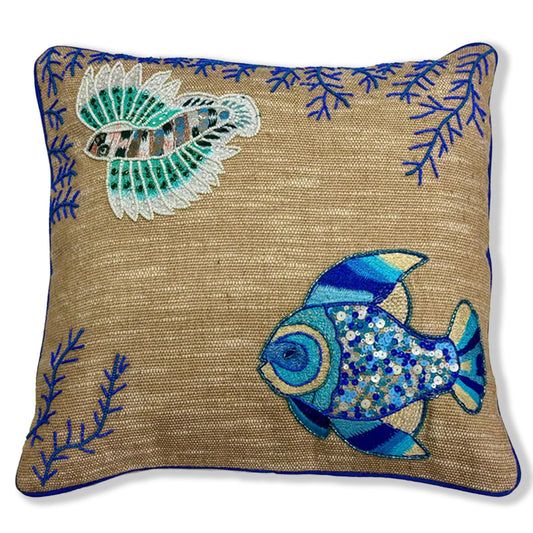 Cuscino Blanc Mariclo' linea Maldive in lino naturale color beige. Stampa marina con pesci ricamati blu. Complemento d'arredo per case estive.
