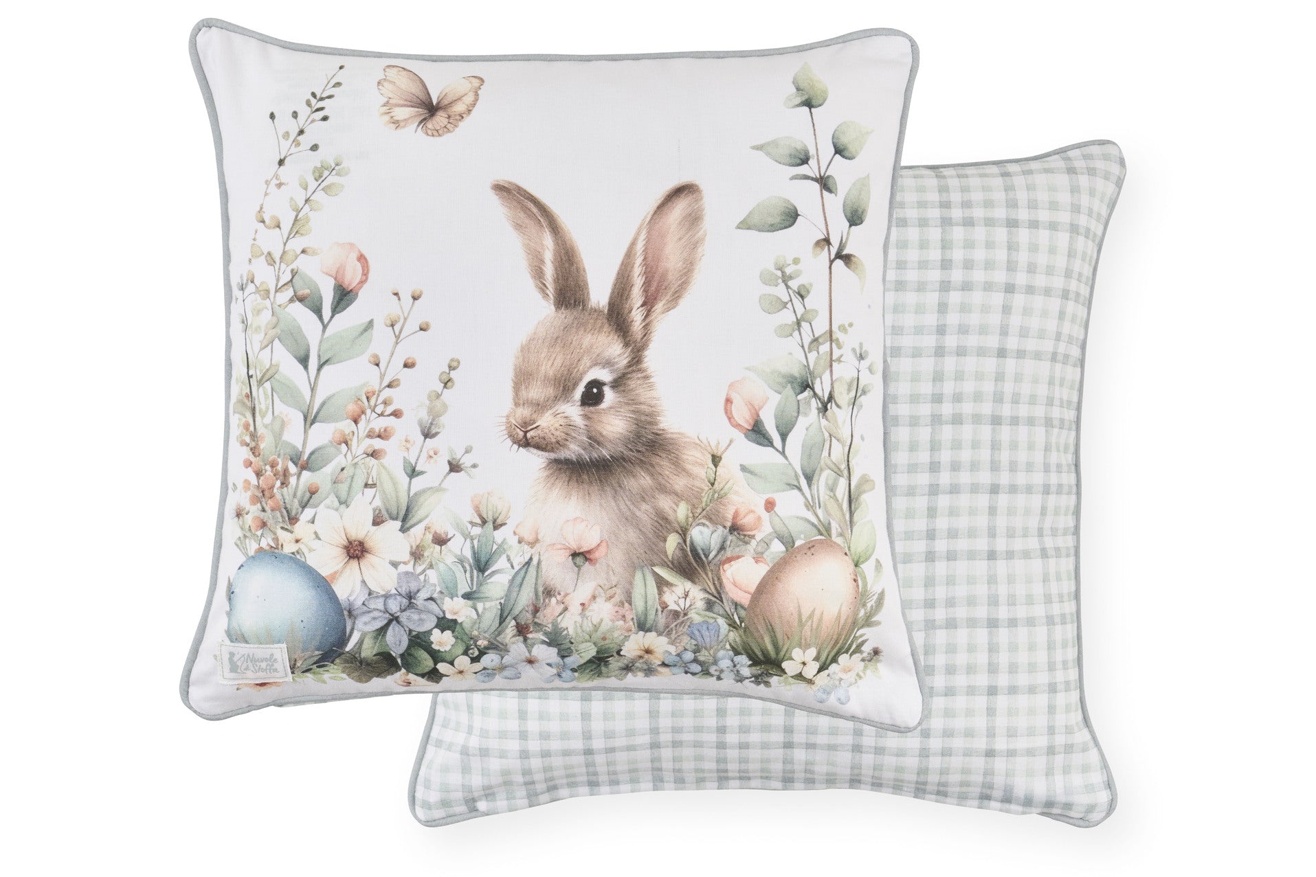 Cuscino pasquale Nuvole di Stoffa in cotone con retro celeste a quadretti vichy. Decorazione con illustrazioni di coniglietti, uova colorate e fiori delicati. Elegante tessile per Pasqua 2026.