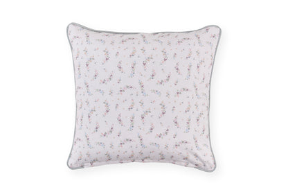 Retro del cuscino pasquale Nuvole di Stoffa in cotone con cuoricini pastello. Elegante tessile per Pasqua 2026.