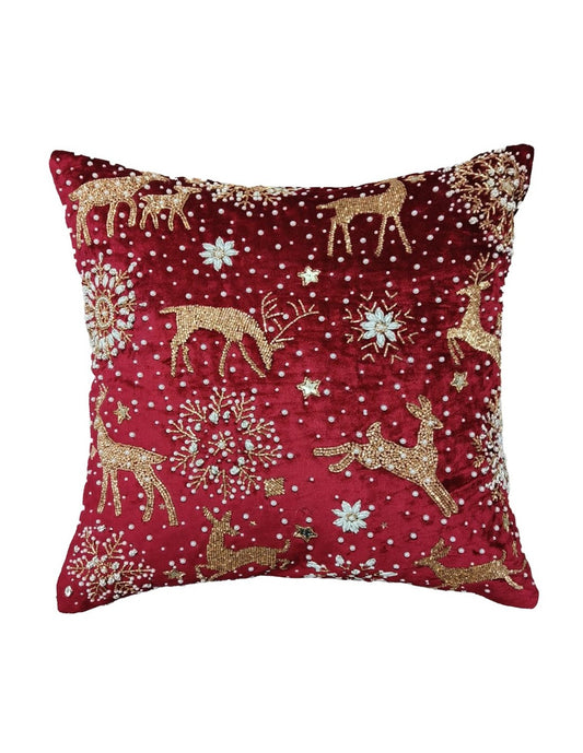 Cuscino quadrato in velluto rosso intenso con ricami preziosi di renne dorate, fiocchi di neve bianchi e stelline. Decorato con perline e punti luce su tutta la superficie. Stile natalizio classico.