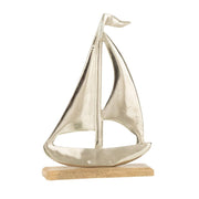 Decorazione a forma di barca a vela in alluminio lucido della linea "Oceano Azul", sorretta da una base rettangolare in legno chiaro. Questo soprammobile in stile marinaro è perfetto come idea regalo o accessorio decorativo per impreziosire mensole e mobili del soggiorno.