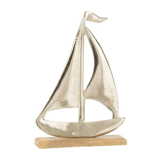 Decorazione a forma di barca a vela in alluminio lucido della linea "Oceano Azul", sorretta da una base rettangolare in legno chiaro. Questo soprammobile in stile marinaro è perfetto come idea regalo o accessorio decorativo per impreziosire mensole e mobili del soggiorno.