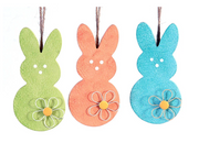 Tris di decorazioni pasquali pendenti in legno a forma di sagoma di coniglio. Il set comprende tre colori assortiti con finitura materica: verde mela, arancione e azzurro. Ogni coniglio è decorato con un fiore stilizzato in rilievo sulla base e presenta tre piccoli fori che disegnano il muso; sono appesi a un cordino di juta naturale.
