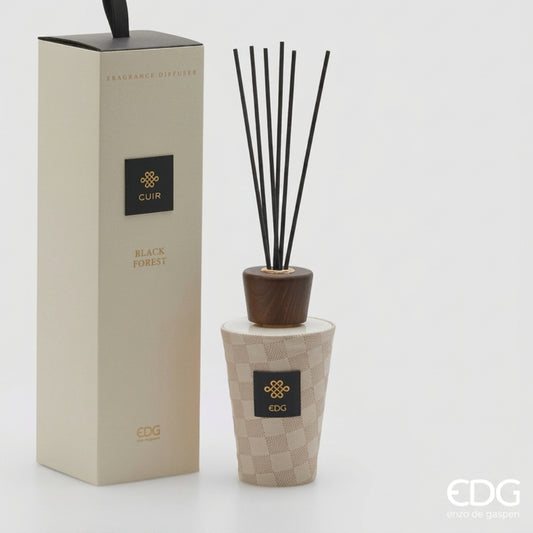 Il Diffusore per Ambienti Cuir Black Forest EDG è un set di profumazione per la casa composto da una boccetta con rivestimento materico a scacchi color crema e bianco, completata da un tappo in legno scuro e bastoncini neri. La scatola regalo a colonna in tonalità coordinata racchiude questa sofisticata fragranza d'ambiente, ideale come elegante elemento di home decor per profumare con stile ogni stanza.