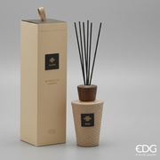 Il Diffusore per Ambienti Cuir Moroccan Amber EDG è un set di profumazione per la casa composto da una boccetta con rivestimento intrecciato color sabbia, dotata di un elegante tappo in legno scuro e bastoncini neri. La scatola regalo a colonna in tonalità coordinata racchiude questa calda fragranza speziata all'ambra, rendendola un complemento d'arredo perfetto per impreziosire l'home decor con un tocco di lusso.