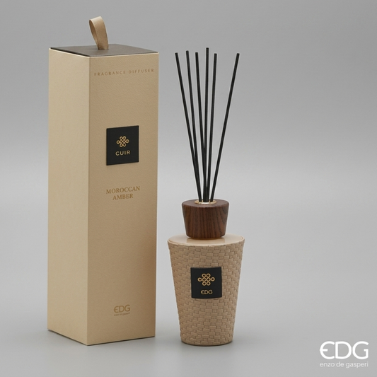 Il Diffusore per Ambienti Cuir Moroccan Amber EDG è un set di profumazione per la casa composto da una boccetta con rivestimento intrecciato color sabbia, dotata di un elegante tappo in legno scuro e bastoncini neri. La scatola regalo a colonna in tonalità coordinata racchiude questa calda fragranza speziata all'ambra, rendendola un complemento d'arredo perfetto per impreziosire l'home decor con un tocco di lusso.