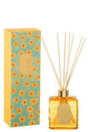 Il Diffusore per Ambienti "Happiness Blooms" Giallo Jolipa è un solare e vivace set di profumazione per la casa che esprime allegria fin dal primo sguardo. Il flacone in vetro trasparente, riempito con una fragranza dalle calde sfumature dorate, è decorato sul retro con un pattern floreale pop e completato da una lussuosa ghiera metallica lucida color oro e bastoncini in legno chiaro. Una targhetta dorata frontale ed elegante sigilla il design della boccetta. 