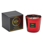 Candela profumata "Mirror" in bicchiere di vetro rosso specchiato firmata EDG Enzo de Gasperi alla fragranza Black Rose & Oud, decorata con un elegante nastro nero con scritte dorate. Questa esclusiva candela decorativa è custodita in una raffinata scatola regalo nera con finiture color oro, ideale come elemento d'arredo di lusso per profumare gli ambienti e creare atmosfere calde e accoglienti.