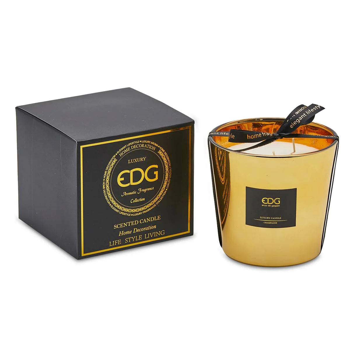 Candela profumata "Mirror" in bicchiere di vetro oro specchiato firmata EDG Enzo de Gasperi alla fragranza Champagne, decorata sulla parte superiore con un elegante nastro nero e scritte dorate. Questa esclusiva candela decorativa di lusso è accompagnata dalla sua scatola regalo nera con finiture color oro, ideale per profumare gli ambienti di casa e creare un'atmosfera calda, accogliente e ricercata.