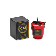 Candela profumata "Mirror" in bicchiere di vetro rosso specchiato firmata EDG Enzo de Gasperi alla fragranza Black Rose & Oud, decorata con un elegante nastro nero con scritte dorate. Questa esclusiva candela decorativa è custodita in una raffinata scatola regalo nera con finiture color oro, ideale come elemento d'arredo di lusso per profumare gli ambienti e creare atmosfere calde e accoglienti.