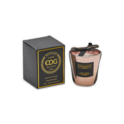 Candela profumata "Mirror" in bicchiere di vetro rosa specchiato firmata EDG Enzo de Gasperi, impreziosita da un elegante fiocco nero Dream Star sulla parte superiore. Questa candela decorativa di lusso è accompagnata dalla sua scatola regalo nera con dettagli dorati, ideale per profumare gli ambienti e creare un'atmosfera calda e ricercata in ogni stanza della casa.