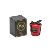 Candela profumata "Mirror" in bicchiere di vetro rosso specchiato firmata EDG Enzo de Gasperi alla fragranza Black Rose & Oud, decorata con un elegante nastro nero con scritte dorate. Questa esclusiva candela decorativa è custodita in una raffinata scatola regalo nera con finiture color oro, ideale come elemento d'arredo di lusso per profumare gli ambienti e creare atmosfere calde e accoglienti.