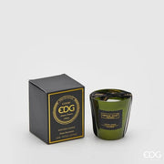 Candela profumata "Mirror" in bicchiere di vetro verde specchiato firmata EDG Enzo de Gasperi alla fragranza Patchouli Leather, decorata con un elegante fiocco nero Dream Star sulla parte superiore. Questa esclusiva candela decorativa di lusso è accompagnata dalla sua scatola regalo nera con rifiniture dorate, ideale per profumare gli ambienti di casa e creare un'atmosfera calda, accogliente e ricercata.