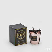 Candela profumata "Mirror" in bicchiere di vetro rosa specchiato firmata EDG Enzo de Gasperi, impreziosita da un elegante fiocco nero Dream Star sulla parte superiore. Questa candela decorativa di lusso è accompagnata dalla sua scatola regalo nera con dettagli dorati, ideale per profumare gli ambienti e creare un'atmosfera calda e ricercata in ogni stanza della casa.