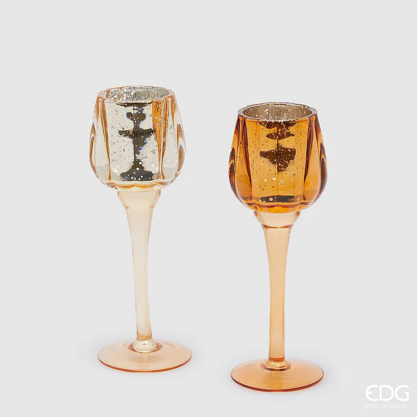 Candelabro a calice EDG in vetro oro / ambracon coppa dalla finitura martellata e lungo stelo su base rotonda. Portacandela elegante, ideale per l’home décor e come idea regalo.