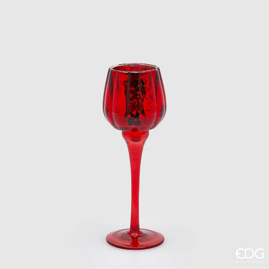 Candelabro a calice EDG in vetro rosso con coppa dalla finitura martellata e lungo stelo su base rotonda. Portacandela elegante, ideale per l’home décor e come idea regalo.