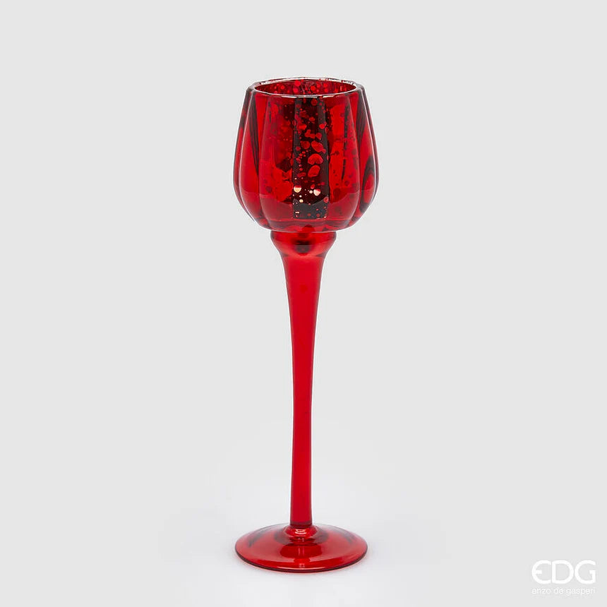 Candelabro a calice EDG in vetro rosso con coppa dalla finitura martellata e lungo stelo su base rotonda. Portacandela elegante, ideale per l’home décor e come idea regalo.