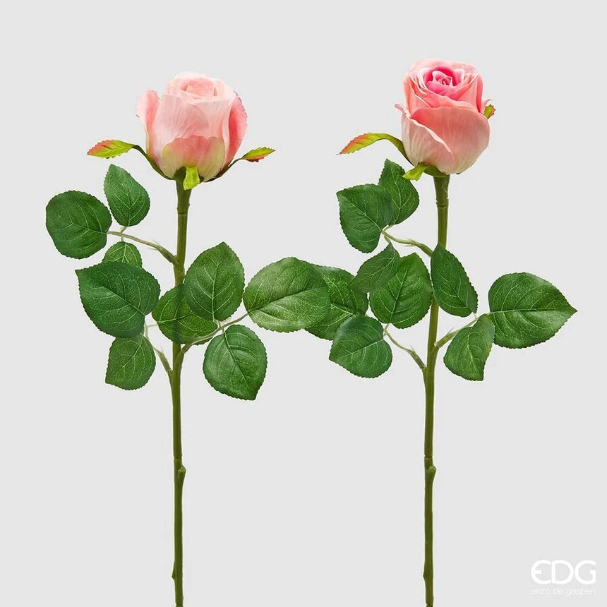 Ramo di rosa artificiale a bocciolo in tonalità assortite rosa e fucsia, con foglie verdi dentellate dai bordi rossastri. Elemento decorativo floreale, ideale per l’home décor e come idea regalo.