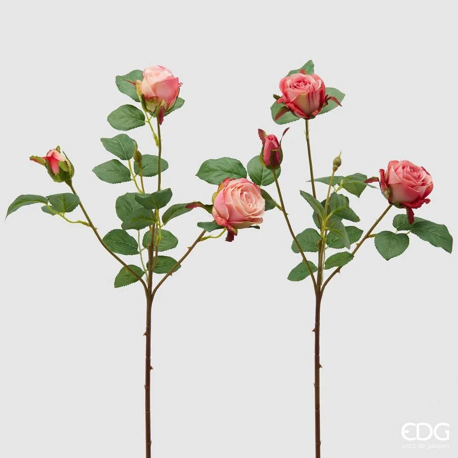 Ramo di rose artificiali EDG in tonalità assortite fucsia e rosa, con boccioli chiusi e foglie verdi dentellate su stelo ramificato. Elemento decorativo floreale, ideale per l’home décor e come idea regalo.