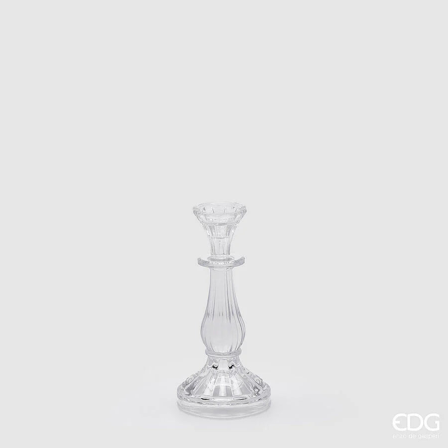 Candelabro in vetro trasparente modello Crystal piccolo firmato EDG Enzo de Gasperi, caratterizzato da un'elegante struttura classica con fusto sinuoso e scanalature verticali riflettenti. Questo raffinato portacandele di design presenta una base circolare lavorata, ideale come centrotavola decorativo per illuminare e impreziosire gli ambienti di casa.