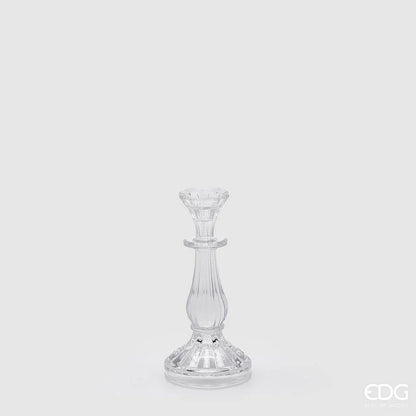 Candelabro in vetro trasparente modello Crystal piccolo firmato EDG Enzo de Gasperi, caratterizzato da un'elegante struttura classica con fusto sinuoso e scanalature verticali riflettenti. Questo raffinato portacandele di design presenta una base circolare lavorata, ideale come centrotavola decorativo per illuminare e impreziosire gli ambienti di casa.