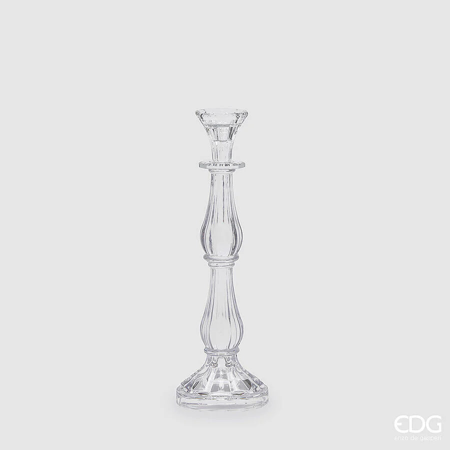 Candelabro in vetro trasparente modello Crystal grande firmato EDG Enzo de Gasperi, caratterizzato da uno sviluppo verticale slanciato con fusto sinuoso a più sezioni e scanalature decorative. Questo elegante portacandele di design presenta una base circolare lavorata dal gusto classico, ideale come centrotavola raffinato per illuminare e impreziosire gli ambienti di casa.