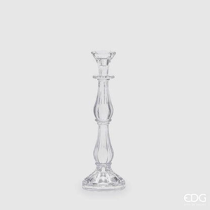 Candelabro in vetro trasparente modello Crystal grande firmato EDG Enzo de Gasperi, caratterizzato da uno sviluppo verticale slanciato con fusto sinuoso a più sezioni e scanalature decorative. Questo elegante portacandele di design presenta una base circolare lavorata dal gusto classico, ideale come centrotavola raffinato per illuminare e impreziosire gli ambienti di casa.