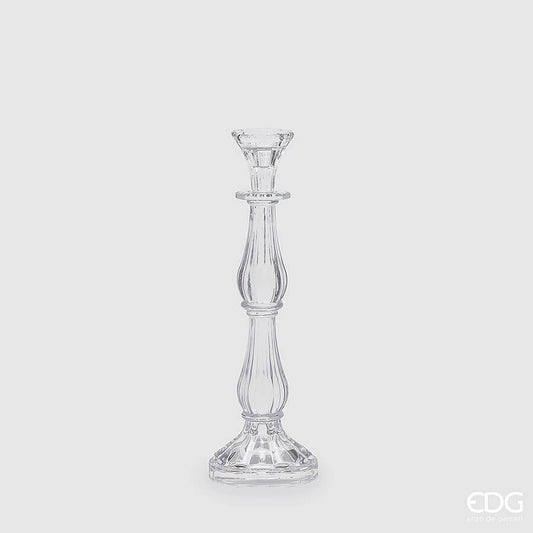 Candelabro in vetro trasparente modello Crystal grande firmato EDG Enzo de Gasperi, caratterizzato da uno sviluppo verticale slanciato con fusto sinuoso a più sezioni e scanalature decorative. Questo elegante portacandele di design presenta una base circolare lavorata dal gusto classico, ideale come centrotavola raffinato per illuminare e impreziosire gli ambienti di casa.