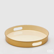 Vassoio Charm rotondo smaltato color avorio firmato EDG Enzo de Gasperi, caratterizzato da un fondo lucido e un bordo rialzato color oro con pratici manici intagliati. Questo raffinato complemento d'arredo di design si presta perfettamente sia come vassoio da portata elegante, sia come svuotatasche o base decorativa per candele e profumatori.