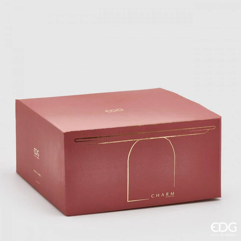 Confezione regalo originale per il vassoio Charm rotondo smaltato firmato EDG Enzo de Gasperi, caratterizzata da un'elegante scatola protettiva color rosa antico con finiture e loghi dorati a contrasto. Questo raffinato packaging di design appartenente alla Charm Collection valorizza l'articolo, rendendolo perfetto per un'idea regalo di lusso o come sofisticata custodia per i complementi d'arredo della casa.