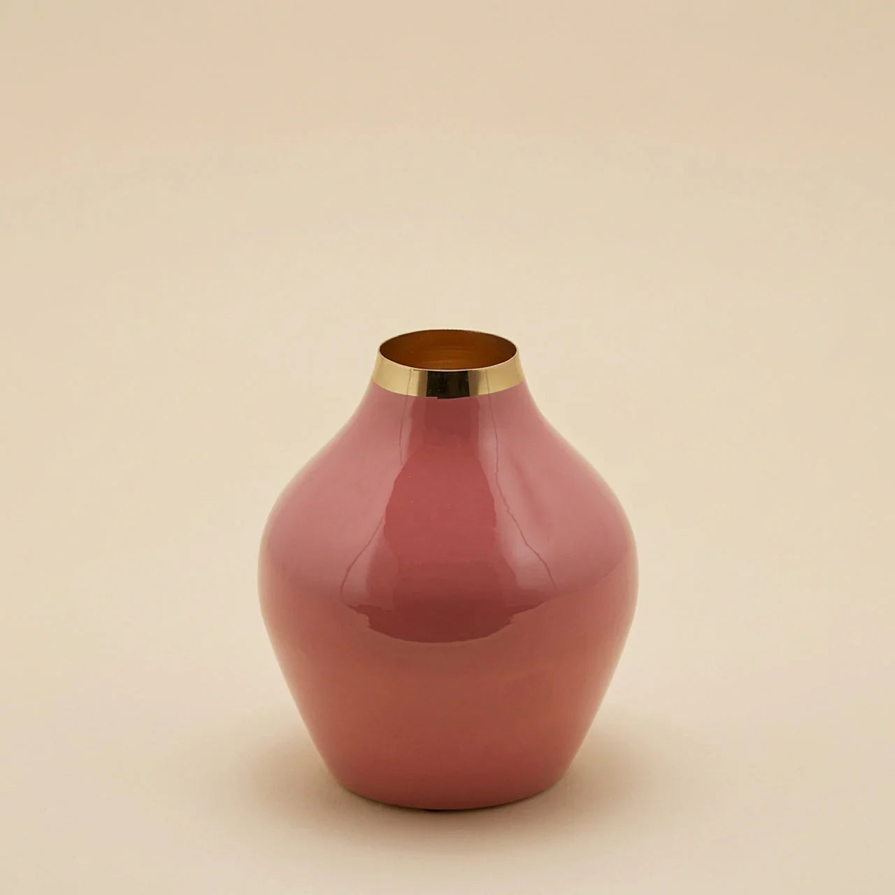 Vaso Charm rotondo smaltato color salmone firmato EDG Enzo de Gasperi, caratterizzato da una silhouette bombata e sinuosa con una superficie lucida e un elegante colletto dorato all'imboccatura. Questo raffinato complemento d'arredo di design si presta perfettamente sia come vaso portafiori elegante sia come sofisticato soprammobile per valorizzare interni moderni e contemporanei.