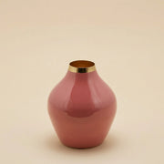 Vaso Charm rotondo smaltato color salmone firmato EDG Enzo de Gasperi, caratterizzato da una silhouette bombata e sinuosa con una superficie lucida e un elegante colletto dorato all'imboccatura. Questo raffinato complemento d'arredo di design si presta perfettamente sia come vaso portafiori elegante sia come sofisticato soprammobile per valorizzare interni moderni e contemporanei.