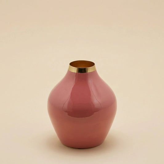 Vaso Charm rotondo smaltato color salmone firmato EDG Enzo de Gasperi, caratterizzato da una silhouette bombata e sinuosa con una superficie lucida e un elegante colletto dorato all'imboccatura. Questo raffinato complemento d'arredo di design si presta perfettamente sia come vaso portafiori elegante sia come sofisticato soprammobile per valorizzare interni moderni e contemporanei.