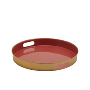 Vassoio Charm rotondo smaltato color salmone firmato EDG Enzo de Gasperi, caratterizzato da un fondo lucido e un bordo rialzato color oro con pratici manici intagliati. Questo raffinato complemento d'arredo di design si presta perfettamente sia come vassoio da portata elegante, sia come svuotatasche o base decorativa per candele e profumatori.
