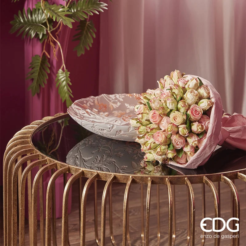 Mazzo di rose artificiali dai petali sfumati malva e fucsia, con foglie verdi seghettate e legatura in rafia naturale. Composizione floreale artificiale dal effetto bicolore, ideale per l’home décor e come idea regalo.