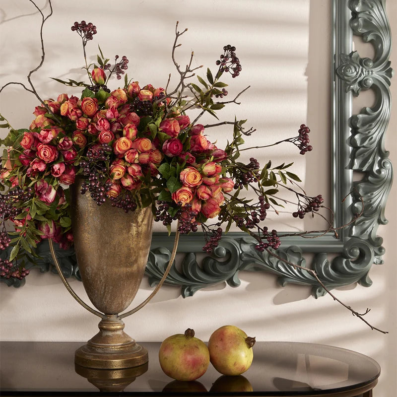 Mazzo di rose artificiali dai petali sfumati malva e fucsia, con foglie verdi seghettate e legatura in rafia naturale. Composizione floreale artificiale dal effetto bicolore, ideale per l’home décor e come idea regalo.