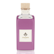 Diffusore per ambiente in flacone di vetro squadrato con essenza color viola intenso, tappo in legno chiaro ed etichetta "Fior di Luna" firmata Chiara Firenze. Profumatore d'ambiente elegante con logo a giglio, ideale per profumare la casa o come idea regalo raffinata.