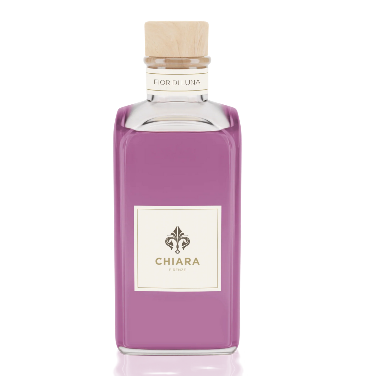Diffusore per ambiente in flacone di vetro squadrato con essenza color viola intenso, tappo in legno chiaro ed etichetta "Fior di Luna" firmata Chiara Firenze. Profumatore d'ambiente elegante con logo a giglio, ideale per profumare la casa o come idea regalo raffinata.