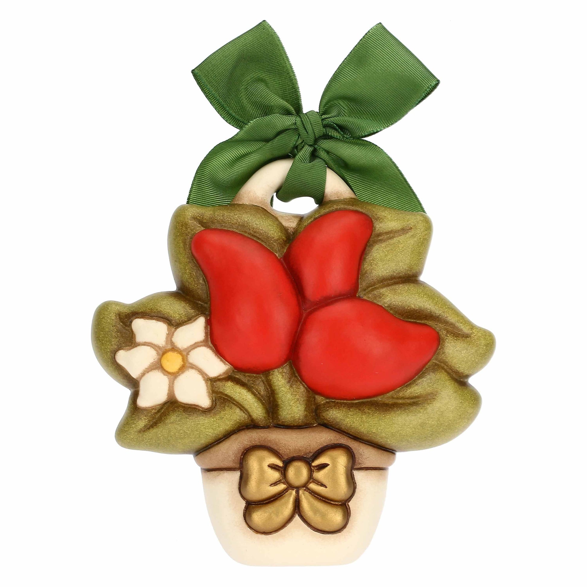Questa Formella Peperoncino Thun è una decorazione in ceramica dipinta a mano che raffigura vivaci peperoncini rossi e un fiore bianco in un vasetto con nastro verde. Il design curato e i colori caldi rendono questa formella piccola un perfetto oggetto da parete per decorare la cucina o un'idea regalo portafortuna originale.