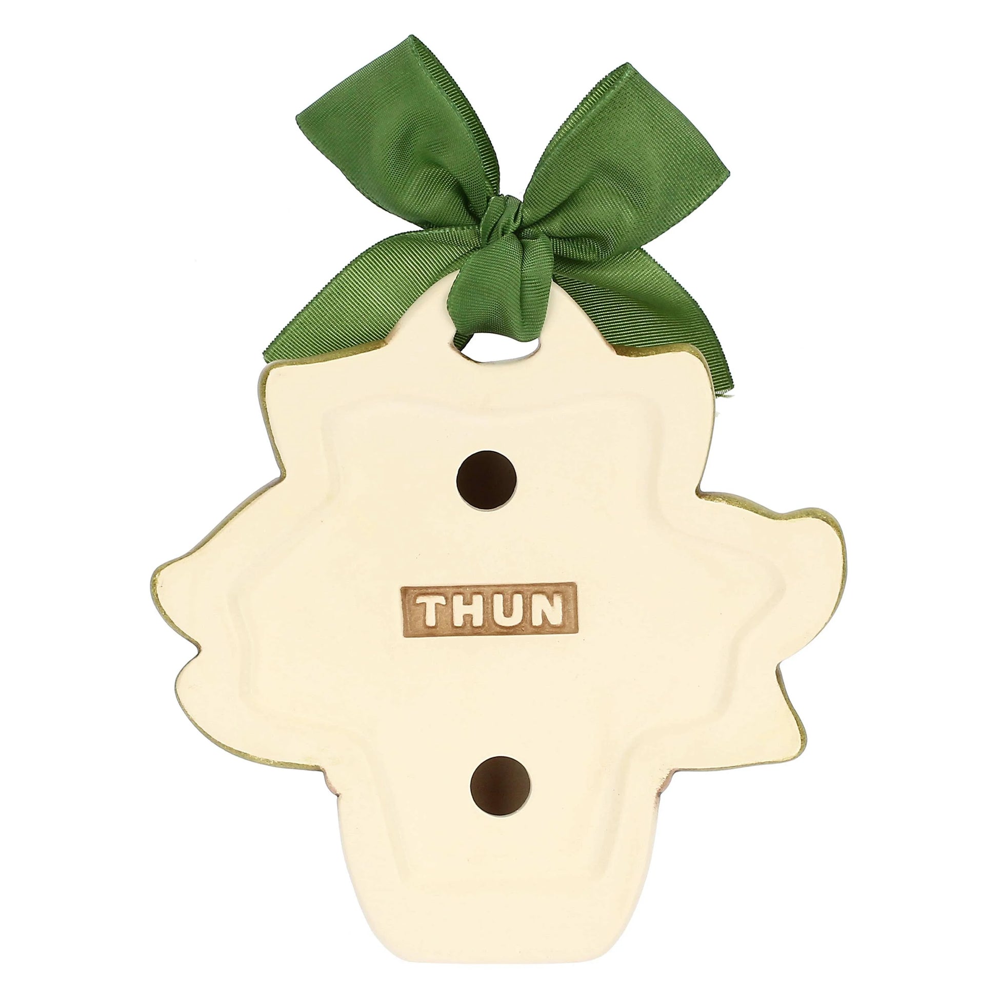 Questa Formella Peperoncino Thun è una decorazione in ceramica dipinta a mano che raffigura vivaci peperoncini rossi e un fiore bianco in un vasetto con nastro verde. Il design curato e i colori caldi rendono questa formella piccola un perfetto oggetto da parete per decorare la cucina o un'idea regalo portafortuna originale.