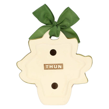 Questa Formella Peperoncino Thun è una decorazione in ceramica dipinta a mano che raffigura vivaci peperoncini rossi e un fiore bianco in un vasetto con nastro verde. Il design curato e i colori caldi rendono questa formella piccola un perfetto oggetto da parete per decorare la cucina o un'idea regalo portafortuna originale.