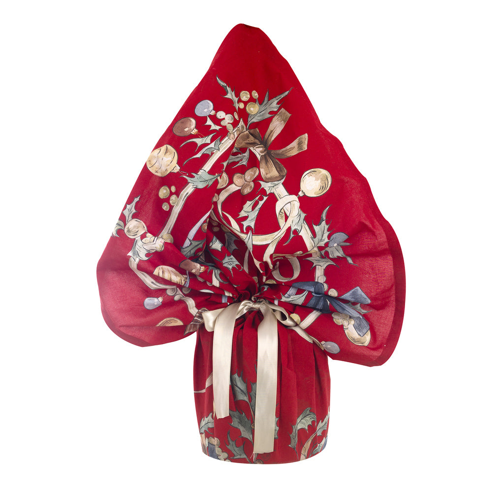 Foulard centro tavola Blanc Mariclò Intrecci di Sogno, 110x110 cm. Tessuto rosso con ghirlande natalizie e fiocchi azzurri, mostrato anche come originale confezione regalo per panettone.