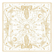 Foulard natalizio quadrato bianco con illustrazioni dorate: scritte "Noel" e "Christmas", stelle, lune e fiocchi eleganti. Design simmetrico ideale come porta panettone o centrotavola.