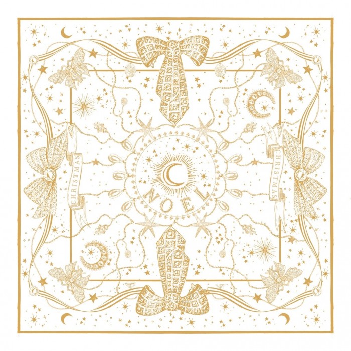 Foulard natalizio quadrato bianco con illustrazioni dorate: scritte "Noel" e "Christmas", stelle, lune e fiocchi eleganti. Design simmetrico ideale come porta panettone o centrotavola.