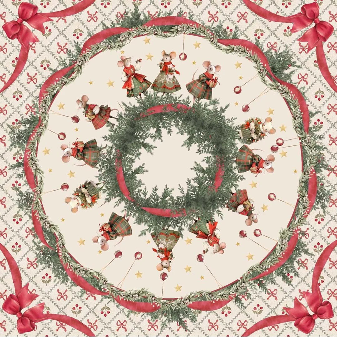 Vista dall'alto del foulard quadrato Favola di Natale. Presenta un motivo circolare con ghirlande verdi, topini vestiti a festa e stelle dorate, racchiuso in una cornice a rombi e fiocchi.