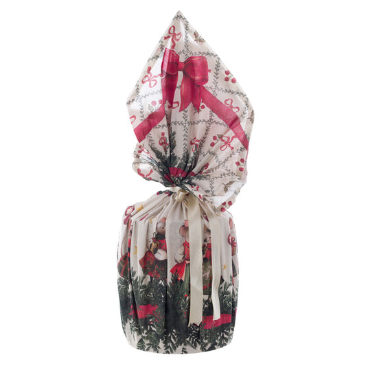 Panettone confezionato con il foulard Blanc Mariclò Favola di Natale. Il tessuto è annodato con un nastro avorio, mostrando il decoro con topini, abeti e il pattern a rombi con fiocchi rossi.