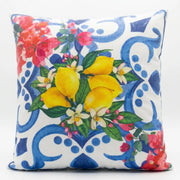 Cuscino decorativo caratterizzato da una vivace stampa in stile maiolica nei toni del bianco e del blu, arricchita al centro da un rigoglioso mazzo di limoni gialli con foglie verdi e fiori d'arancio. Gli angoli di questo cuscino quadrato sono impreziositi da eleganti composizioni di fiori rosa e fucsia, rendendolo l'accessorio ideale per donare un fresco tocco mediterraneo a divani, poltrone o letti.