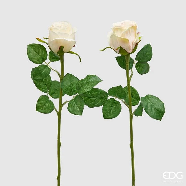 Ramo di rosa artificiale a bocciolo in tonalità assortite, con foglie verdi dentellate dai bordi rossastri. Elemento decorativo floreale, ideale per l’home décor e come idea regalo.
