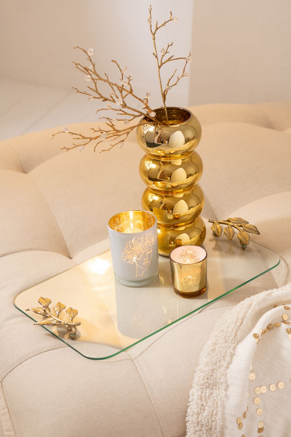 Vaso Bruco dorato con una lussuosa finitura metallica lucida a effetto specchio, caratterizzato da uno sviluppo verticale slanciato e un design moderno a quattro moduli sferici sovrapposti. Questo elegante complemento d'arredo per interni si sviluppa con una caratteristica forma sagomata a onde, ideale sia come vaso per fiori a stelo lungo sia come elemento decorativo di design per impreziosire la casa.