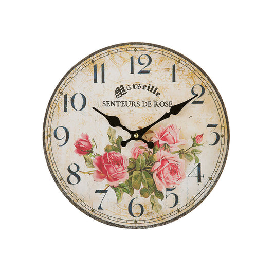 Orologio da parete vintage de L'arte dei nacchi decorato con un bouquet di rose rosa e la scritta in francese "Marseille Senteurs de Rose". Questo complemento d'arredo in stile shabby chic presenta numeri arabi grandi e lancette nere lavorate, ideale per decorare con eleganza ambienti classici o provenzali.